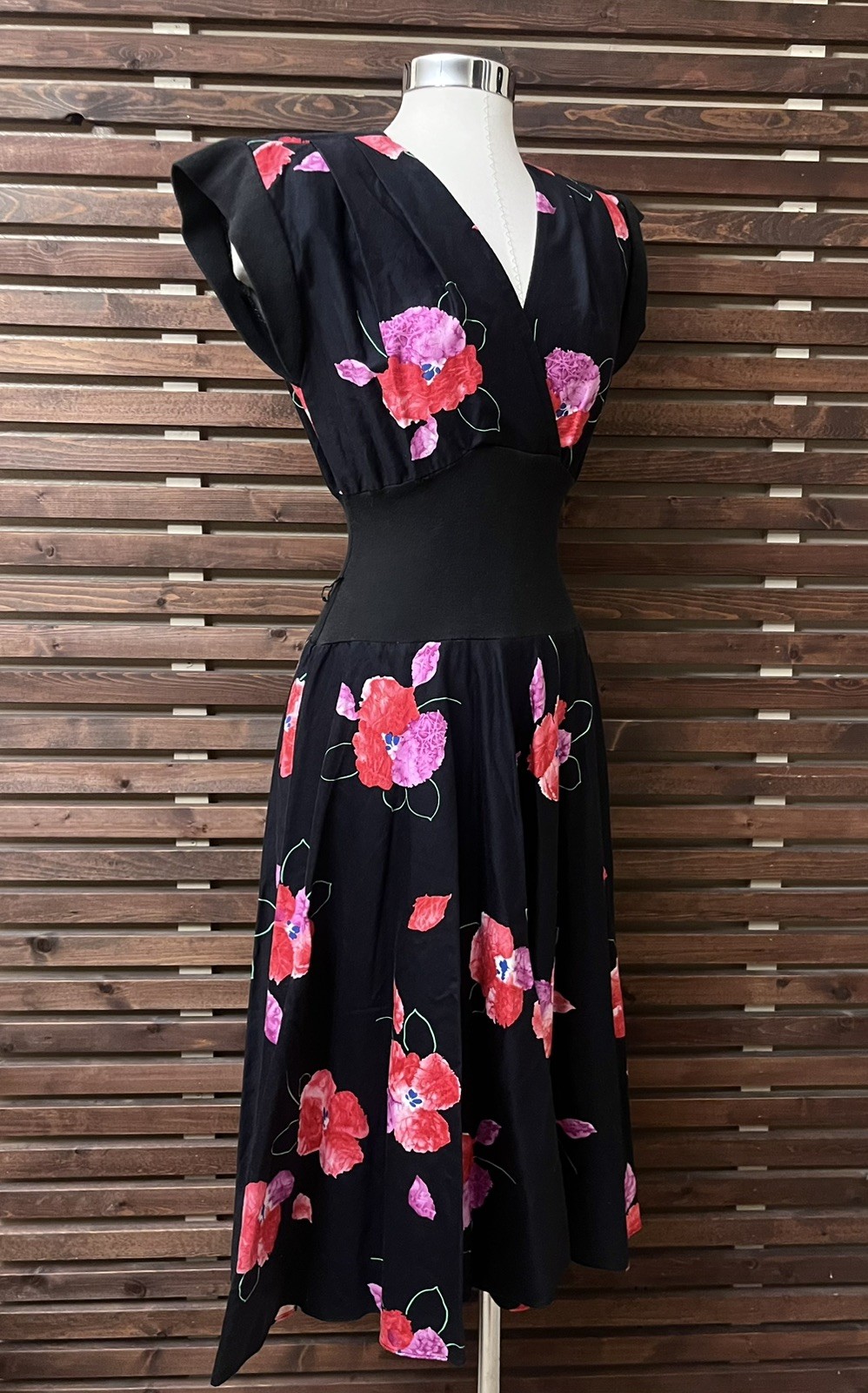 1980s 80s Vintage Black Pink Purple Floral Cotton Cap Sleeve V-Neck Midi Dress