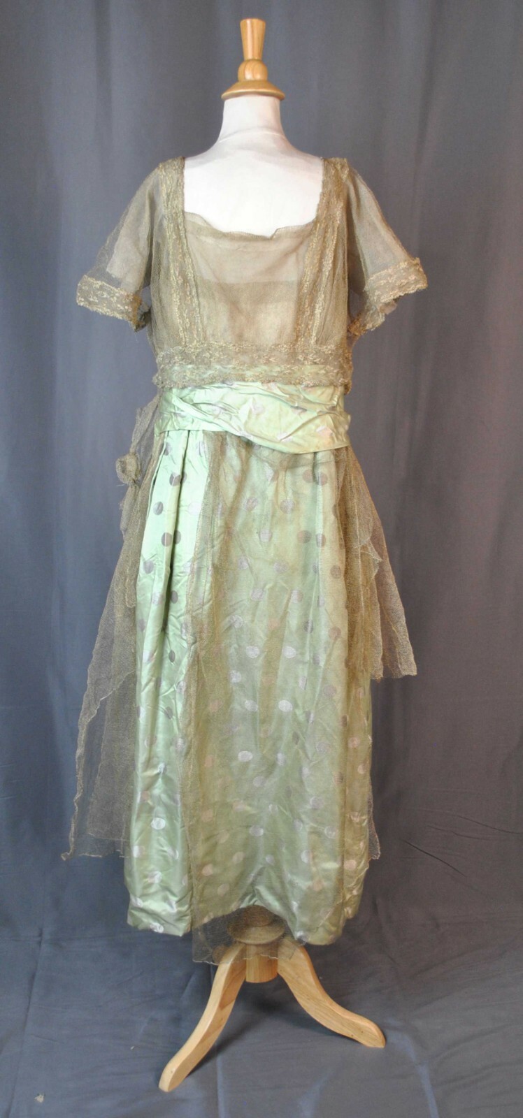 FLAPPER SILK SATIN EVENING DRESS, 1920s, METALLIC LACE TRIM AND NETTING