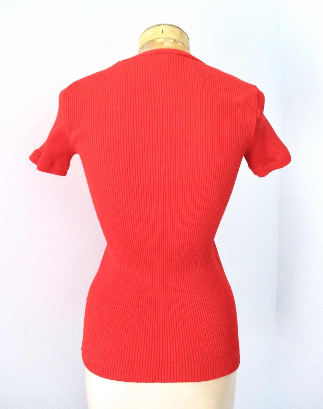 Vtg 70s tomato red stretchy rib knit disco top scoop neck decorative buttons S