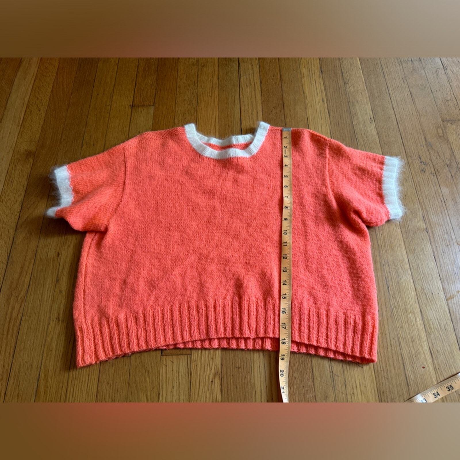 Vintage Coral Short Sleeved Sweater with White Collar and Ribbed Bottom