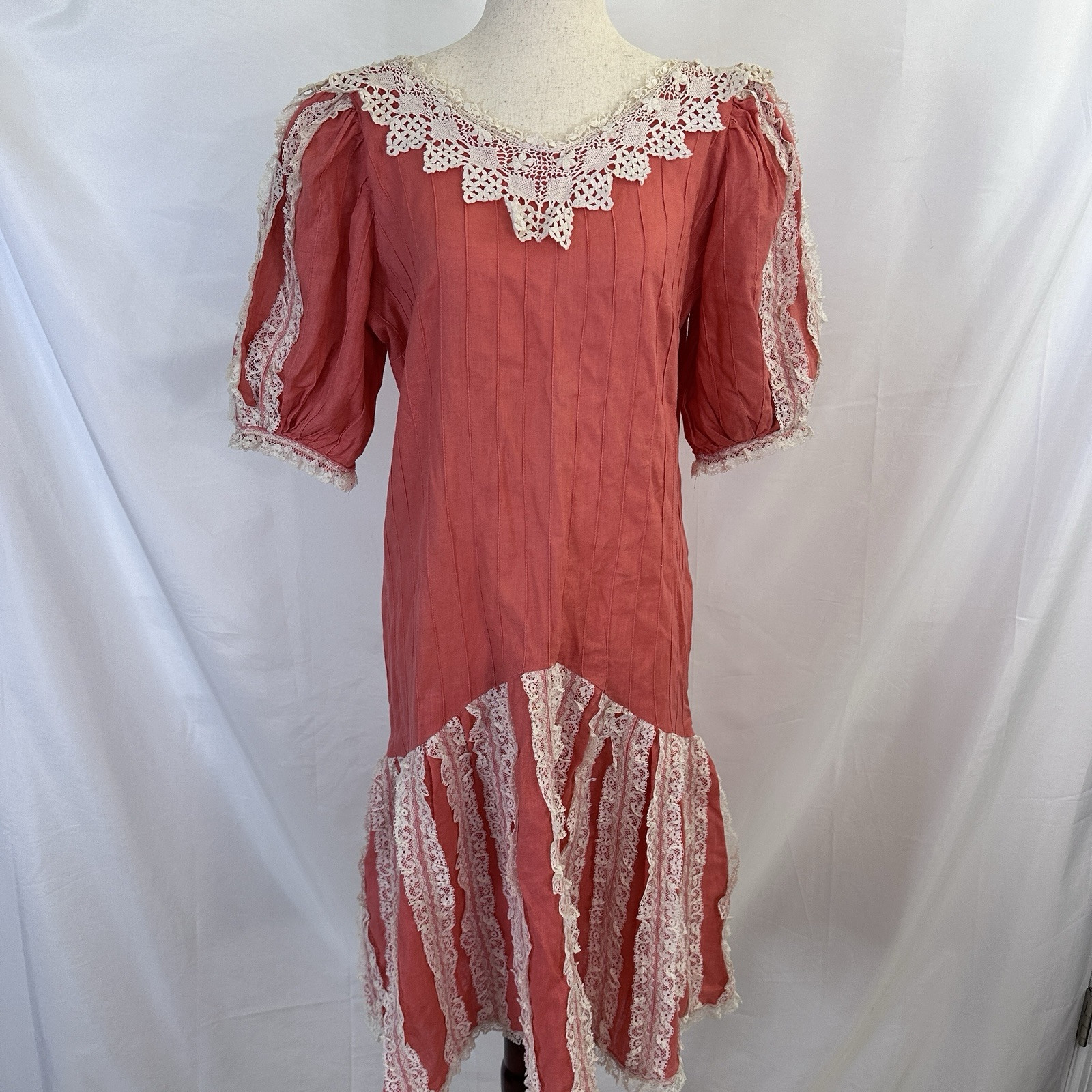 Vintage Drop Waist Lace Dress Size M / L Lace Collar Puff Sleeves Romantic