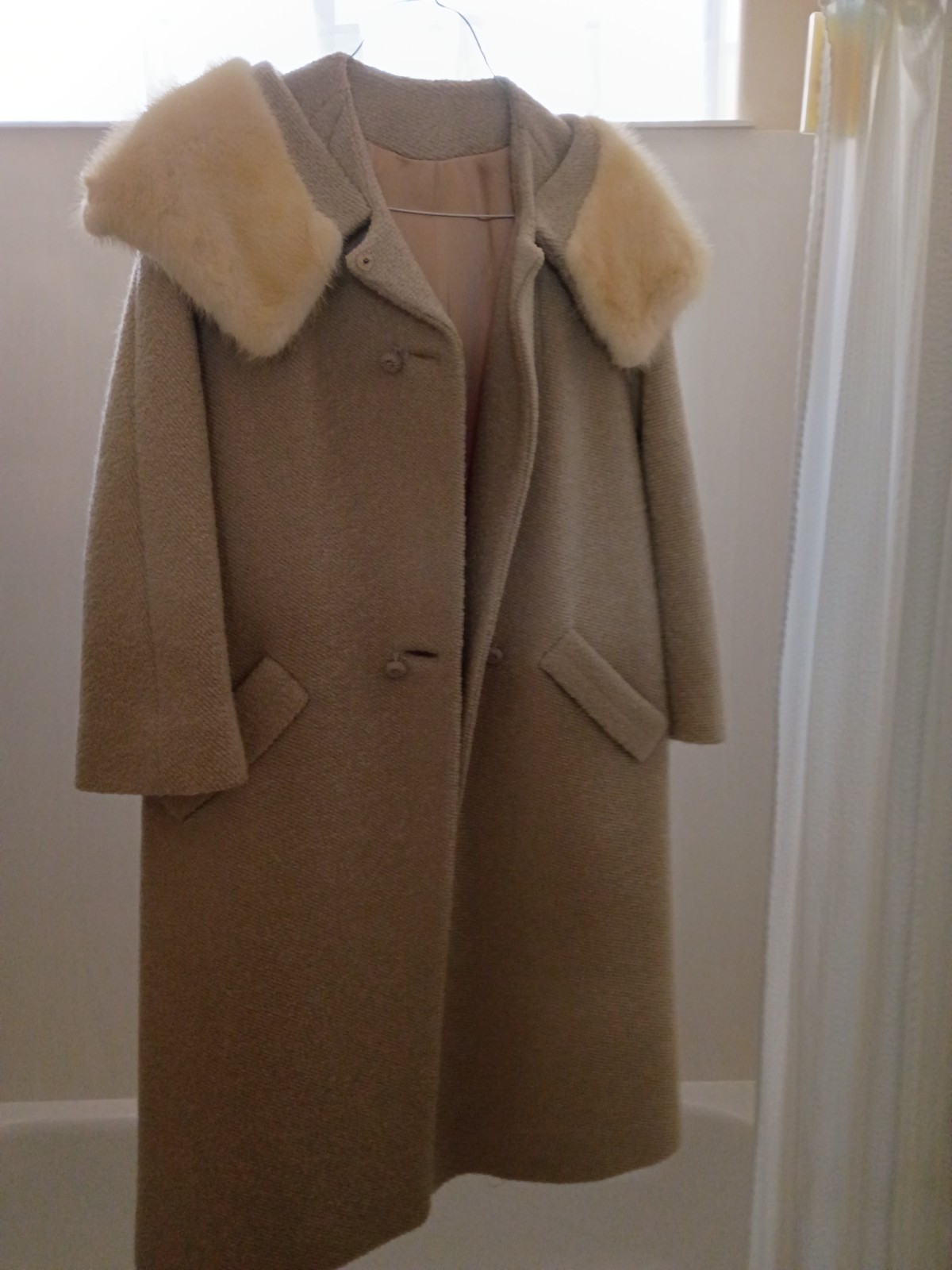 Vintage „A Siari Original Beige Tweed Coat With Authentic Mink Collar