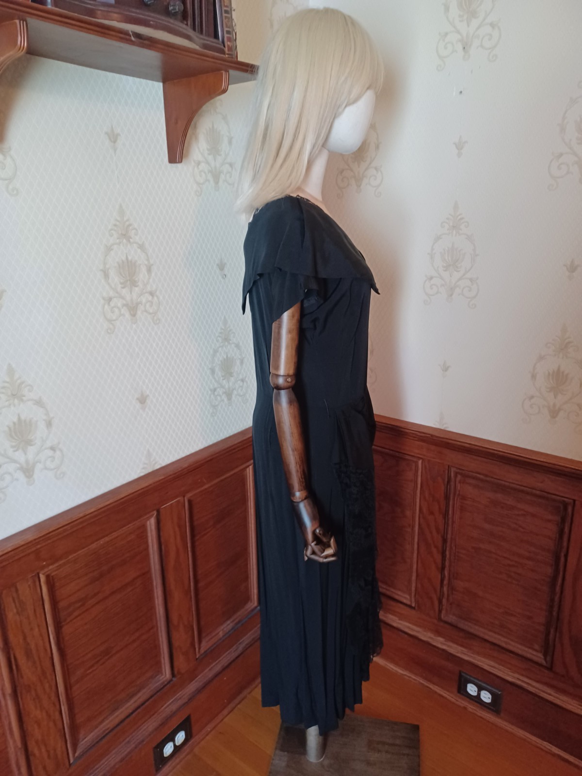Vintage 1940s Black Cocktail/Wiggle dress with nude-color and lace accents