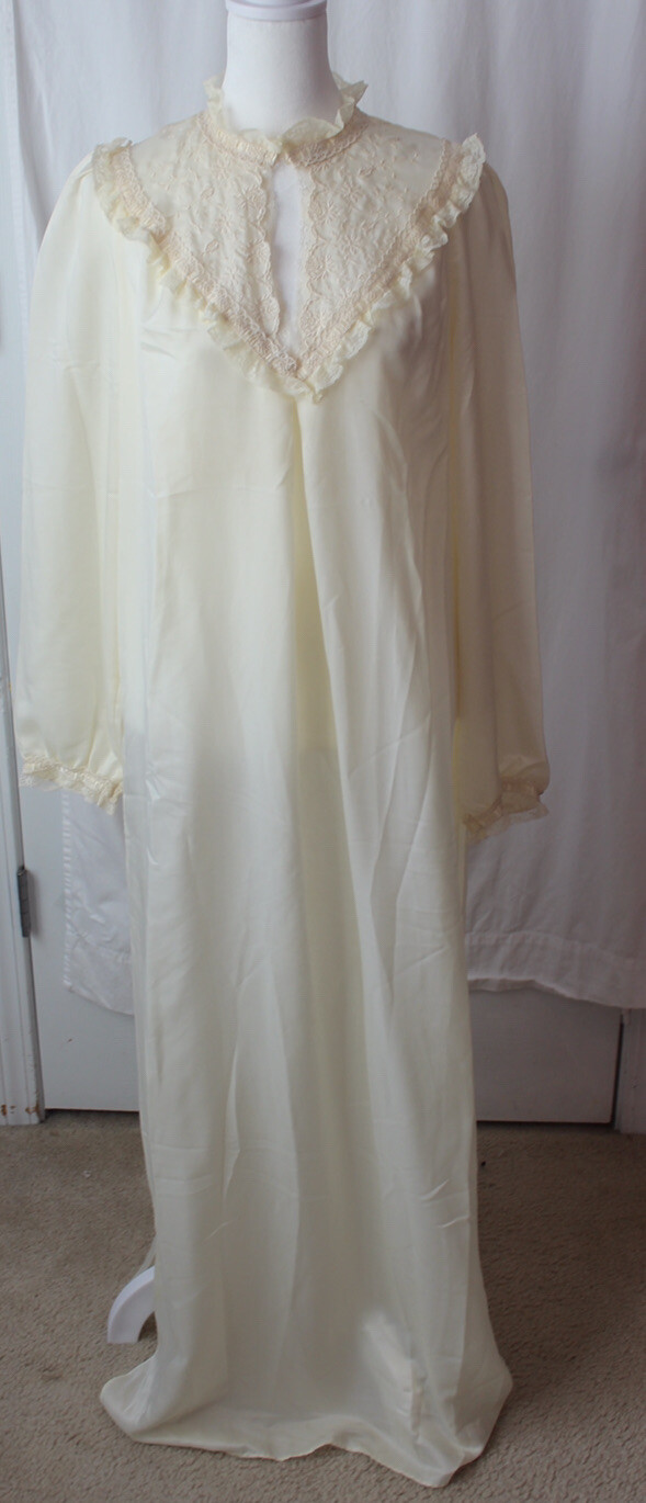 Barbizon Boutique Women’s Creamy Ivory Vintage Nightgown Long sleeves M