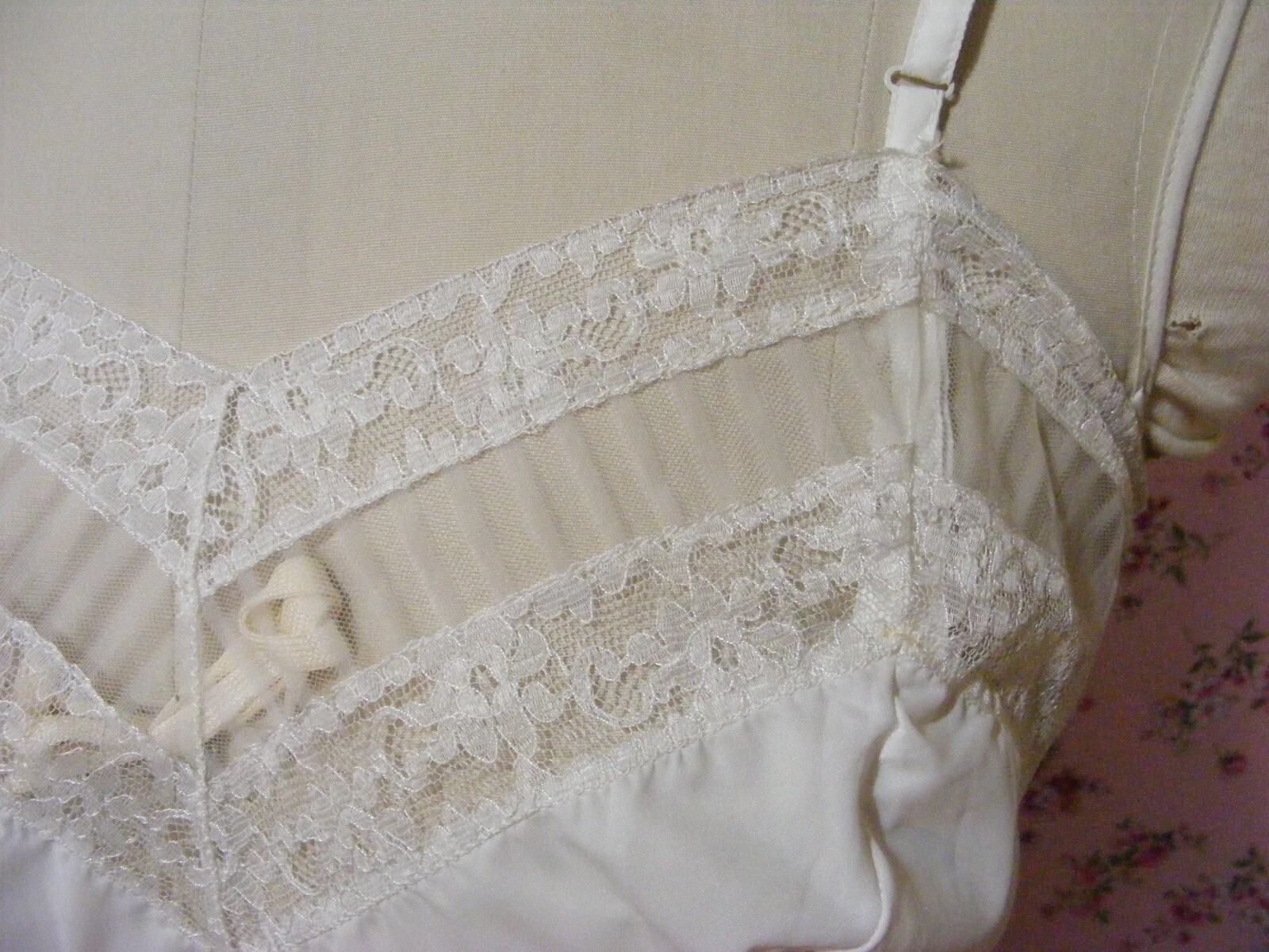 60S FULL DRESS SLIP DEADSTOCK W/TAGS NYLON FITTED VINTAGE LINGERIE SZ 34 LACE