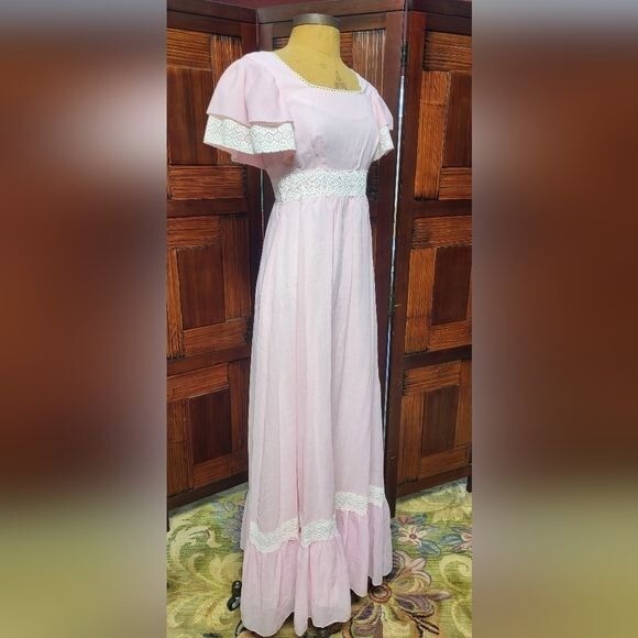 Woman’s Vintage Candi Jones California Light Pink w/ White Lace Maxi Dress 1970s