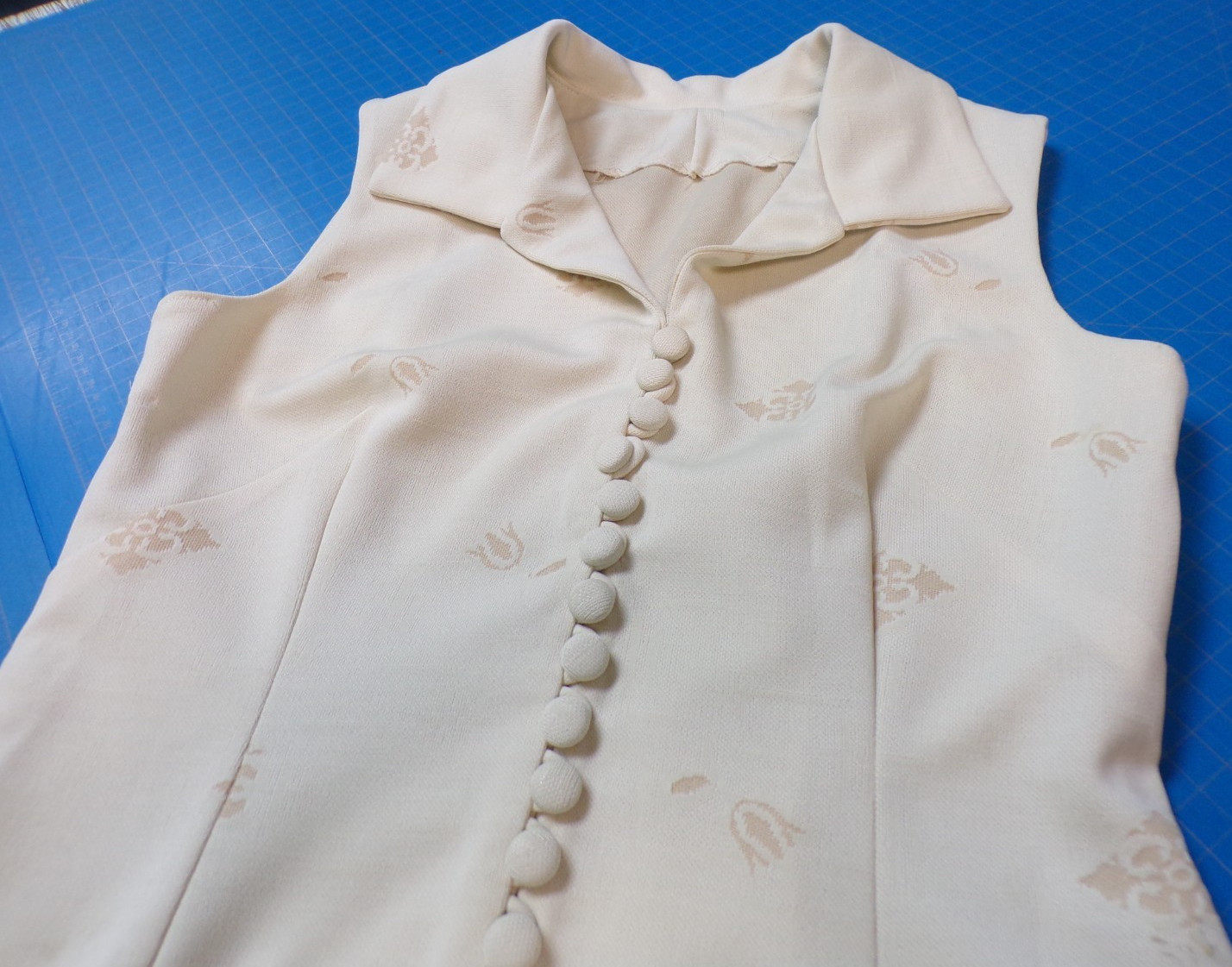 VTG. 60s Cream Patterned Cotton Shift Dress Hand made (check flat measurements)