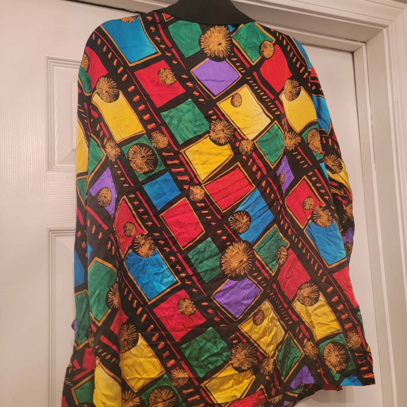 Tahari VINTAGE MULTICOLOR SILK GREEN RED BLACK AND YELLOW BUTTON UP BLOUSE M/L