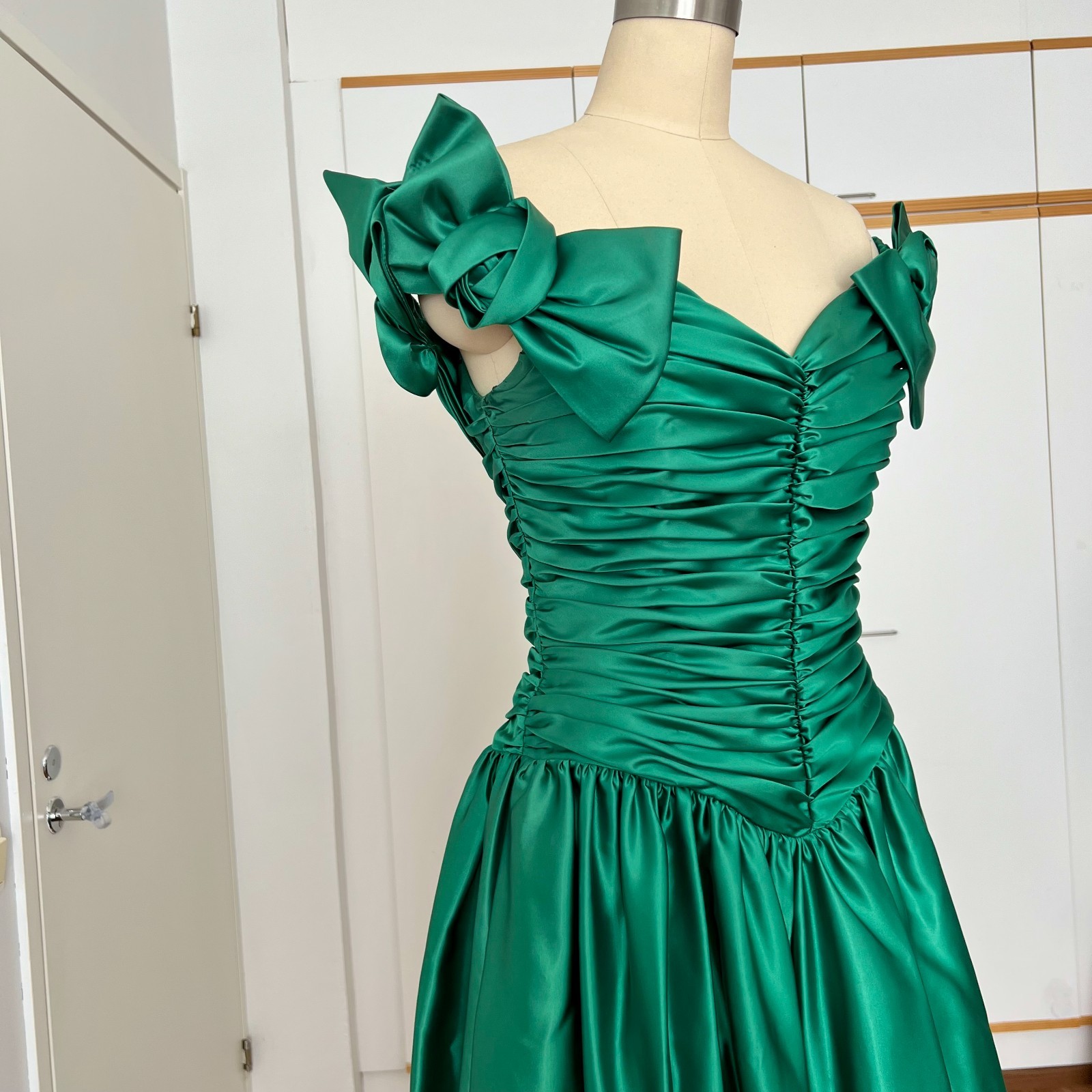 1980s JOHN CHARLES Green Off Shoulder Prom Gown Romantic Party Evening Dress