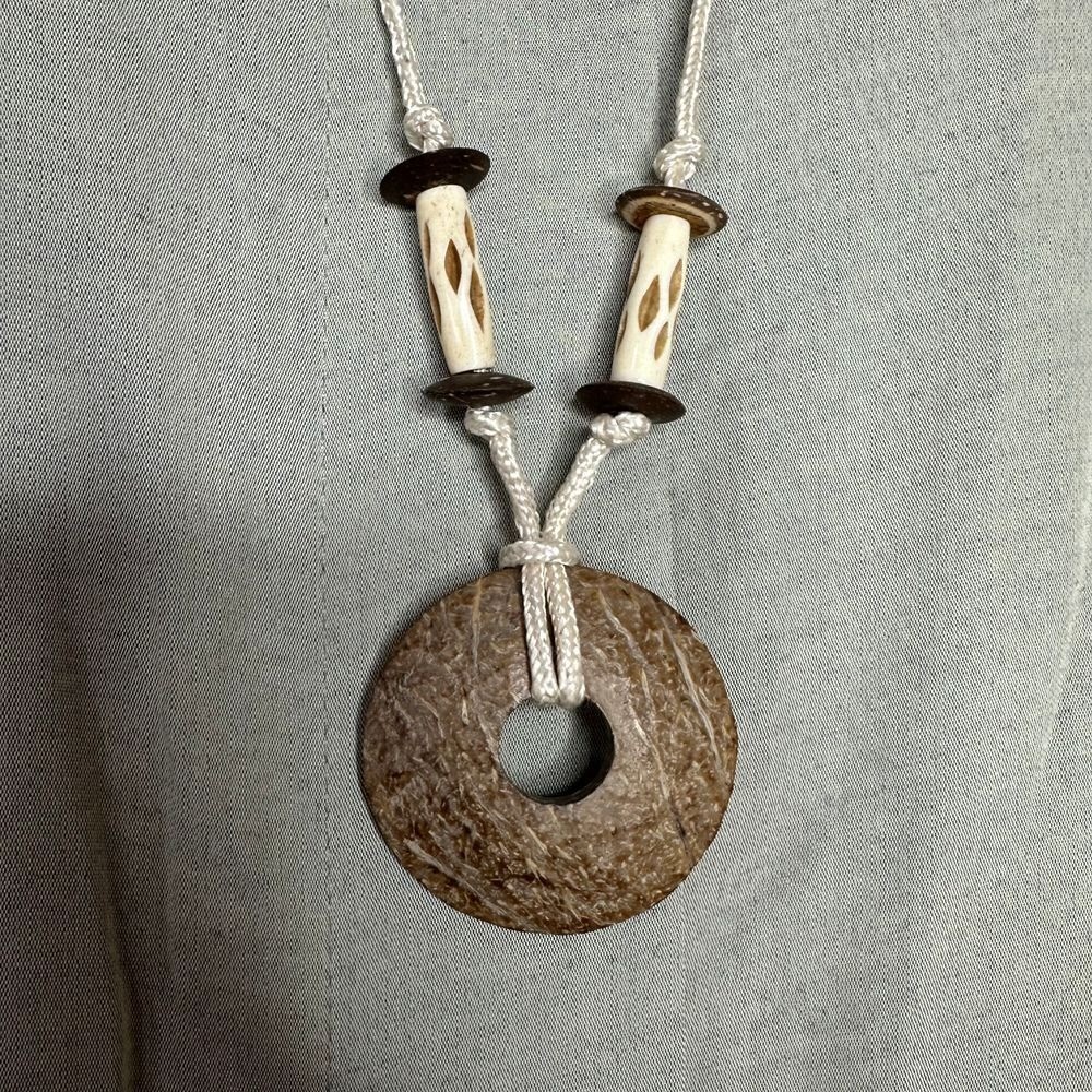 Vintage Reina Industries Sage Green Shirt Necklace Set Size 16 Made in USA 4217