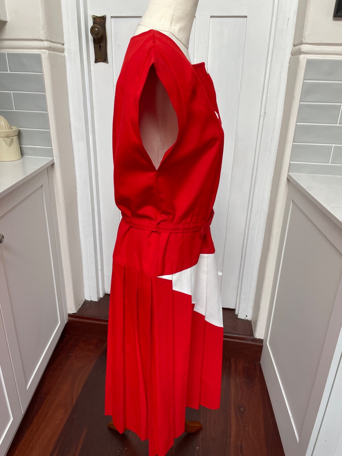 „Changing Scene” Vintage Red & White Belted 1980s Dress S12 With Pleated Skirt