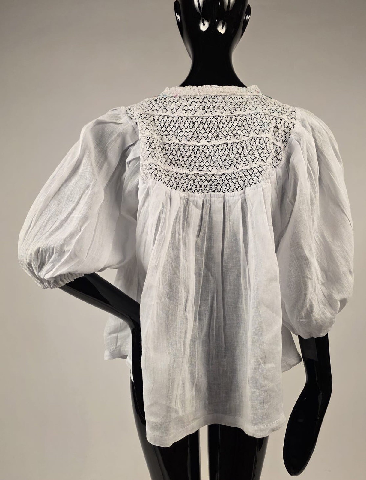 BEAUTIFUL VINTAGE 1970’S WHITE MUSLIN BLOUSE W HAND EMBROIDERY + PUFF SLEEVES