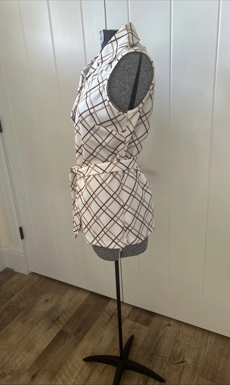 Vintage 1970’s Wide Collar Polyester Sleeveless Button Up Blouse With Waist Tie