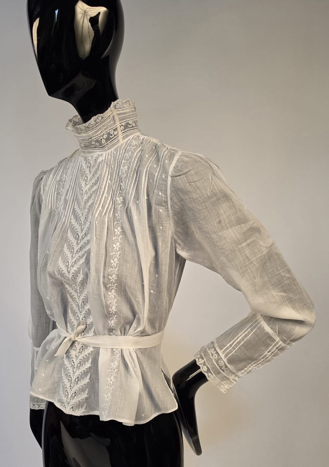 EDWARDIAN WHITE HIGH COLLAR BLOUSE W EMBROIDERED HEART + LEAF PATTERN FRONT