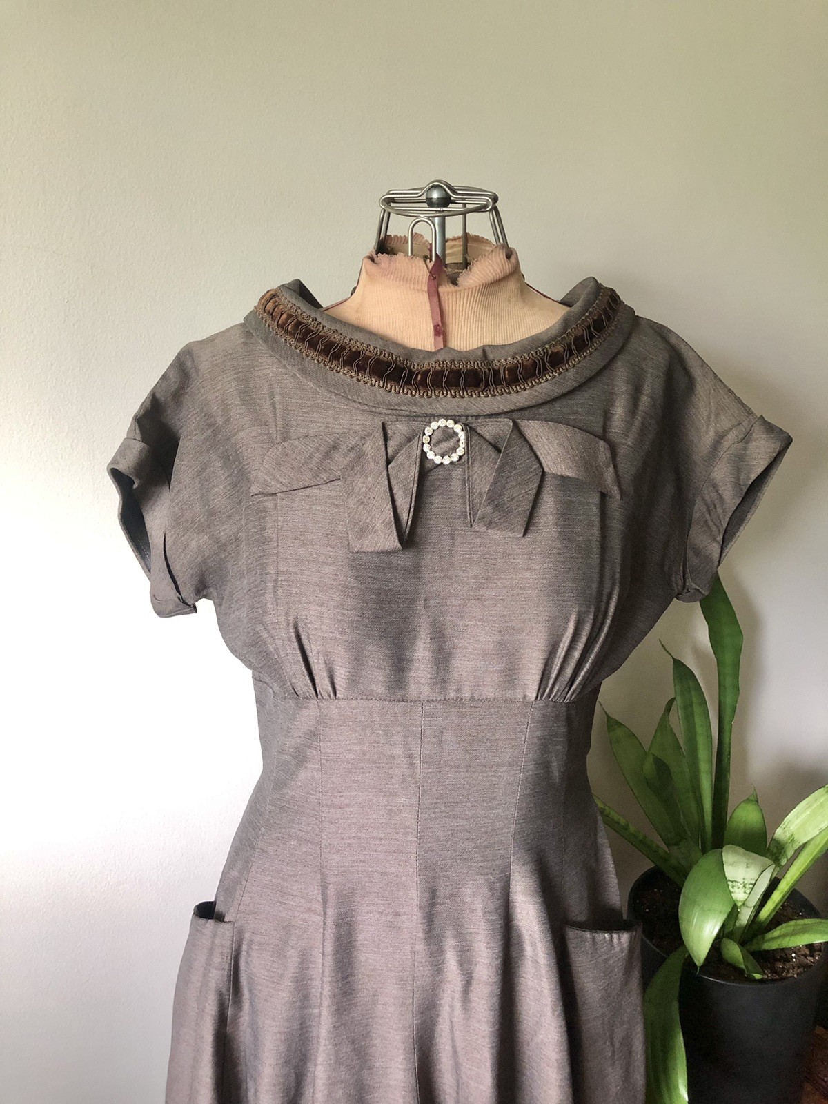 1940’s Soft Brown Dress With Bow & Clear Rhinestone Brooch Detail
