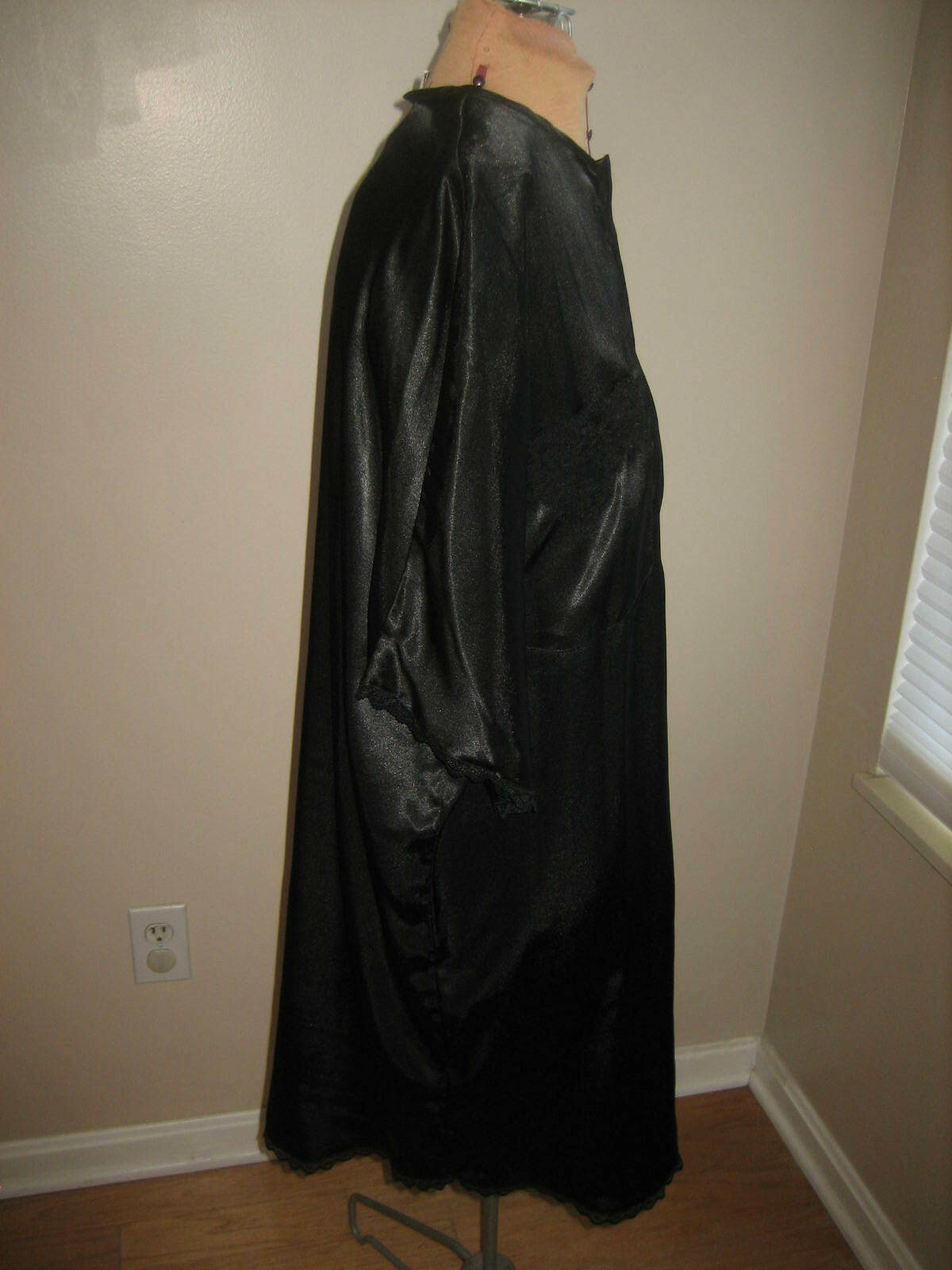 INTIMATE PLEASURES Polyester Black Short Sleeve Night Gown – Size 14 / 16