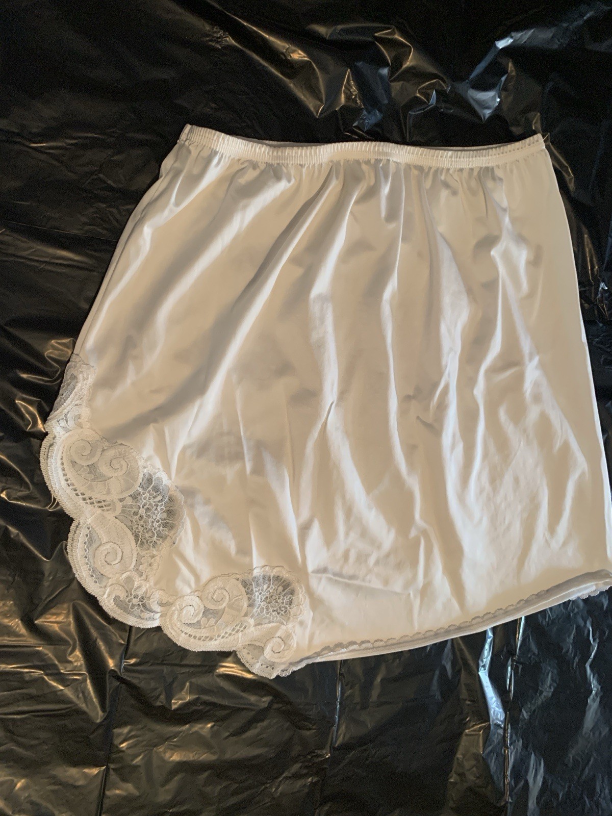VTG Vanity Fair Half Slip Skirt Size Medium/40 18″ WHITE W/MUCH SIDE LACE FANCY