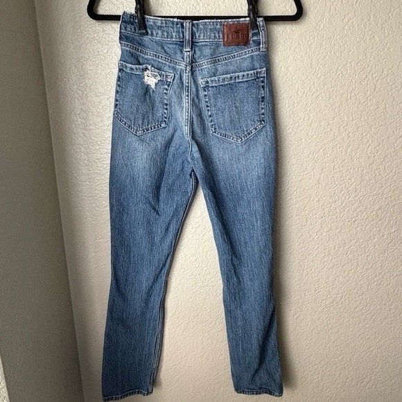 Hollister Women’s Ultra High Rise Mom Jeans 000R W23R Distressed Vintage Stretch