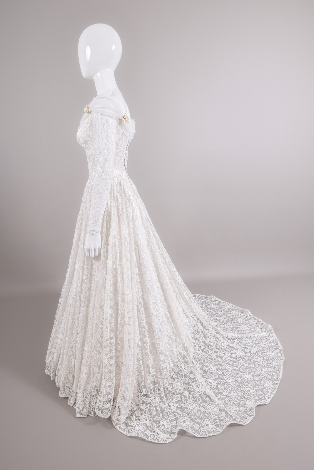 1950s Reimagined Lace Wedding Dress w/Silk Flowers and Trailing Train size 4/6