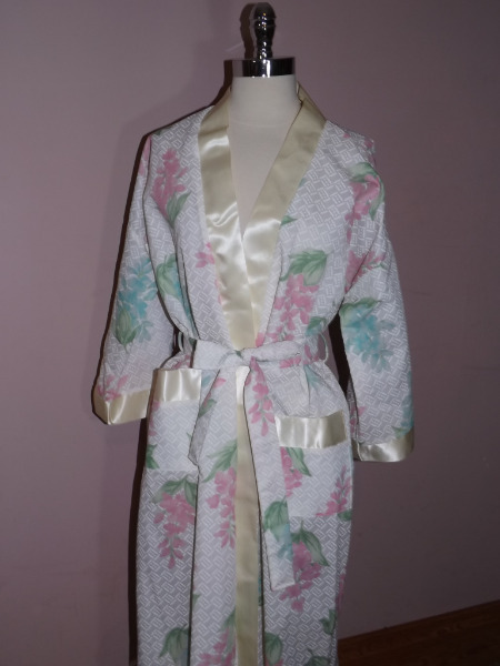 Lovely Vtg SPRING SEASON FLORAL ROBE S Lightweight Crisp Fabric Wrap Around NWOT