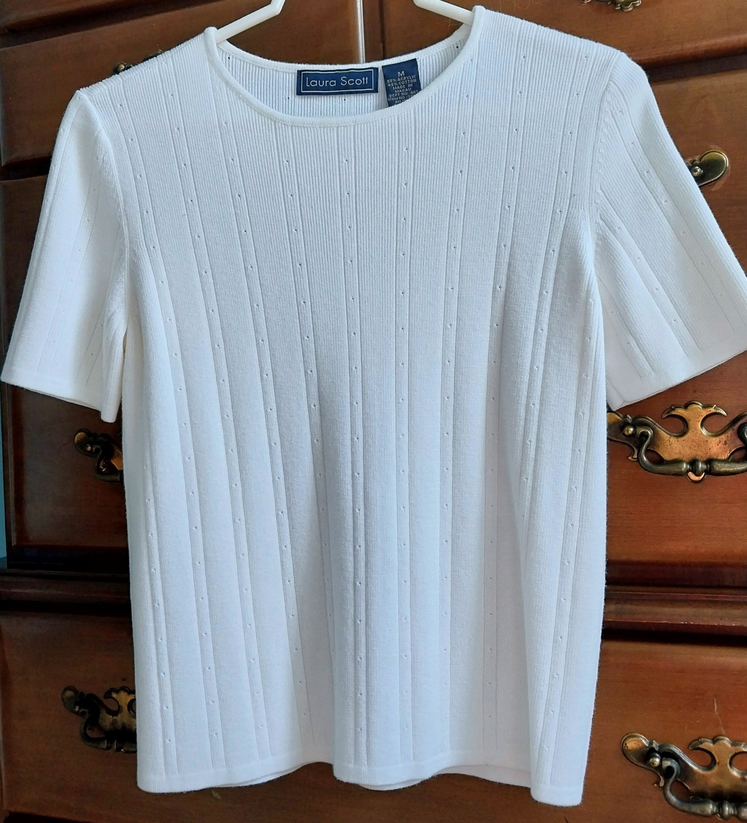 Vintage Women’s Short Sleeved Sweater,Laura Scott” Size M,Excellent Condition