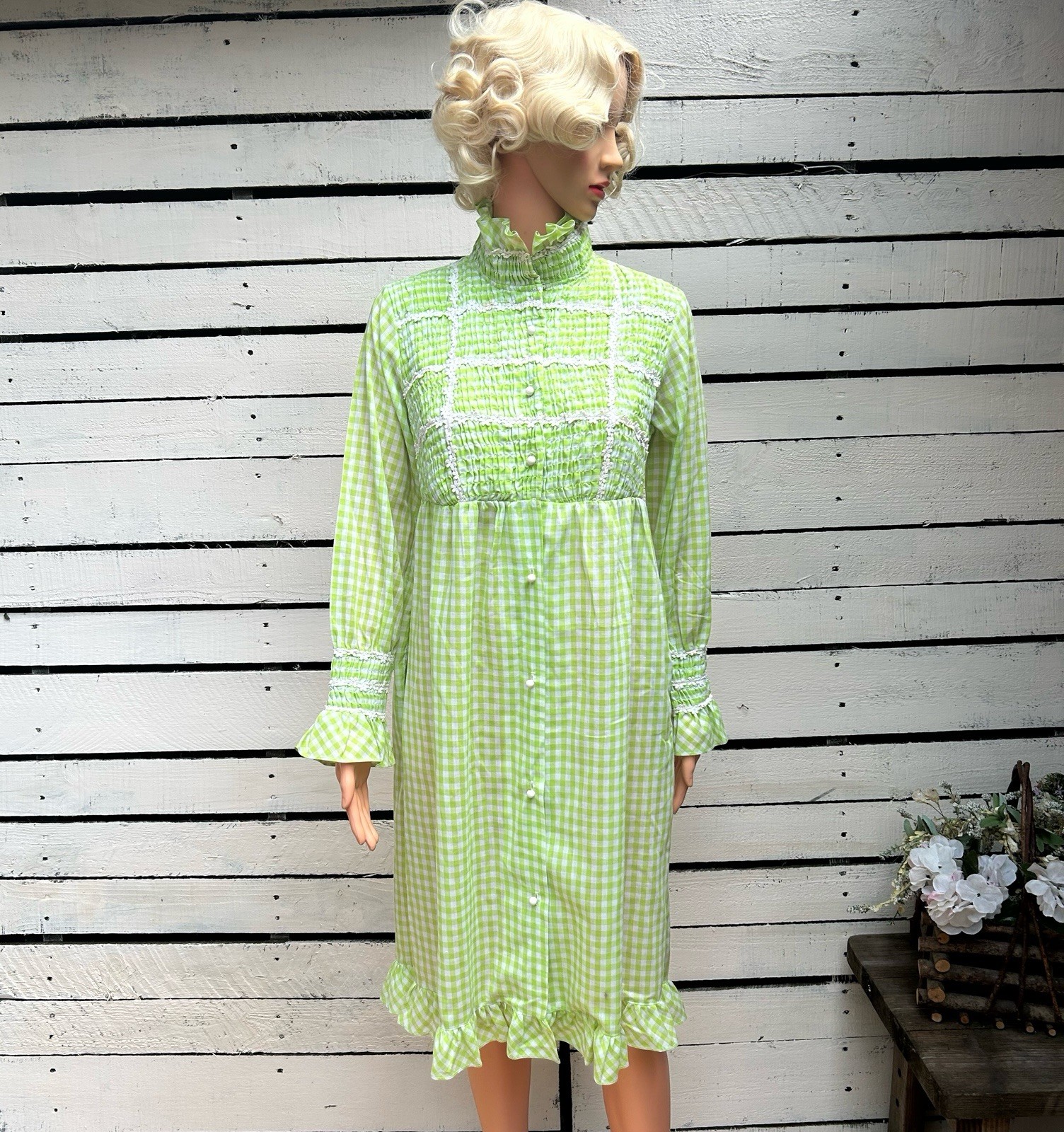 Vintage 1960s Dress Gingham 34w”Smocked Shirt Waist Dress Green Daisys Ruffles