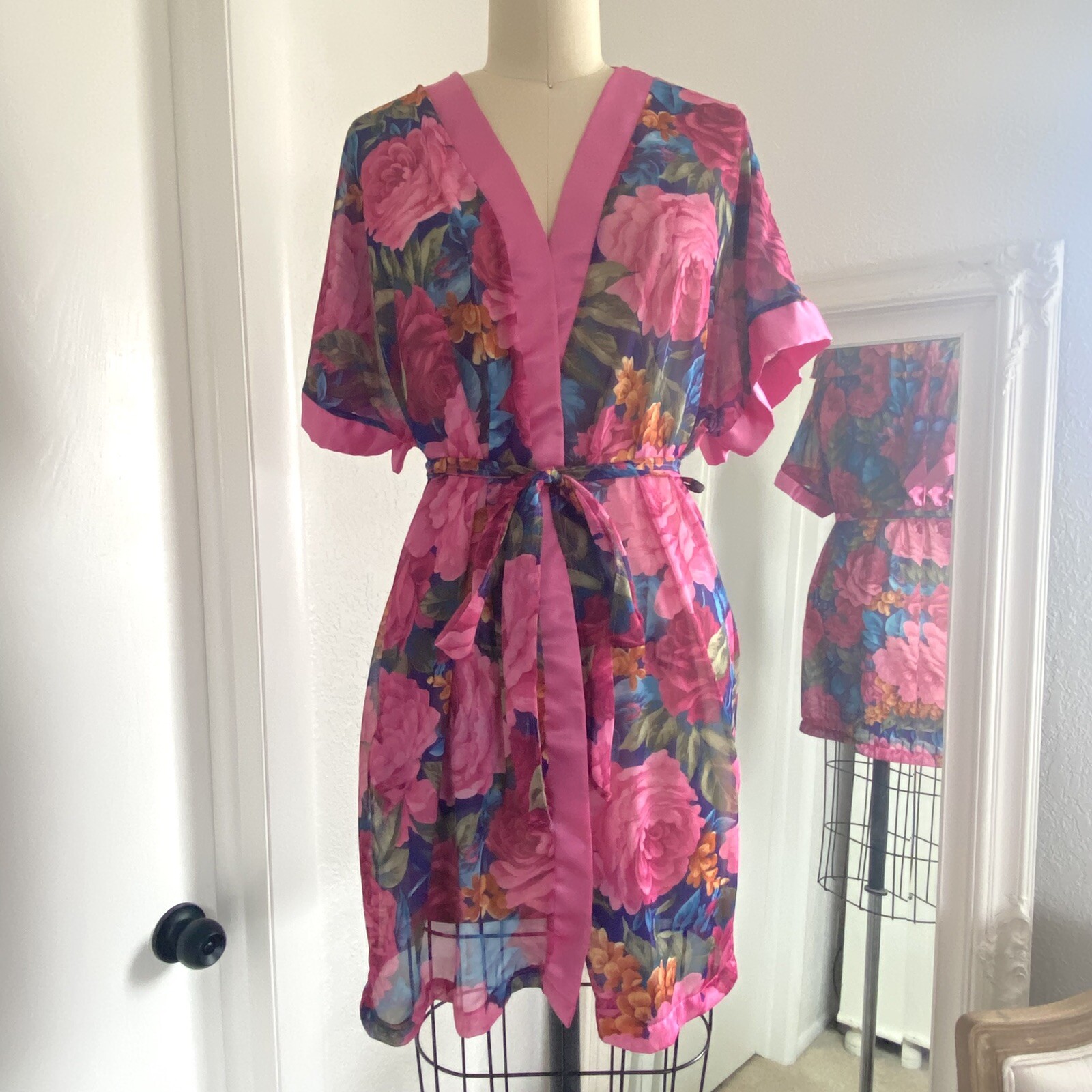 Beautiful Vtg Feather Bed Intimate Short Rose Floral Robe Dressing Gown SM/MED