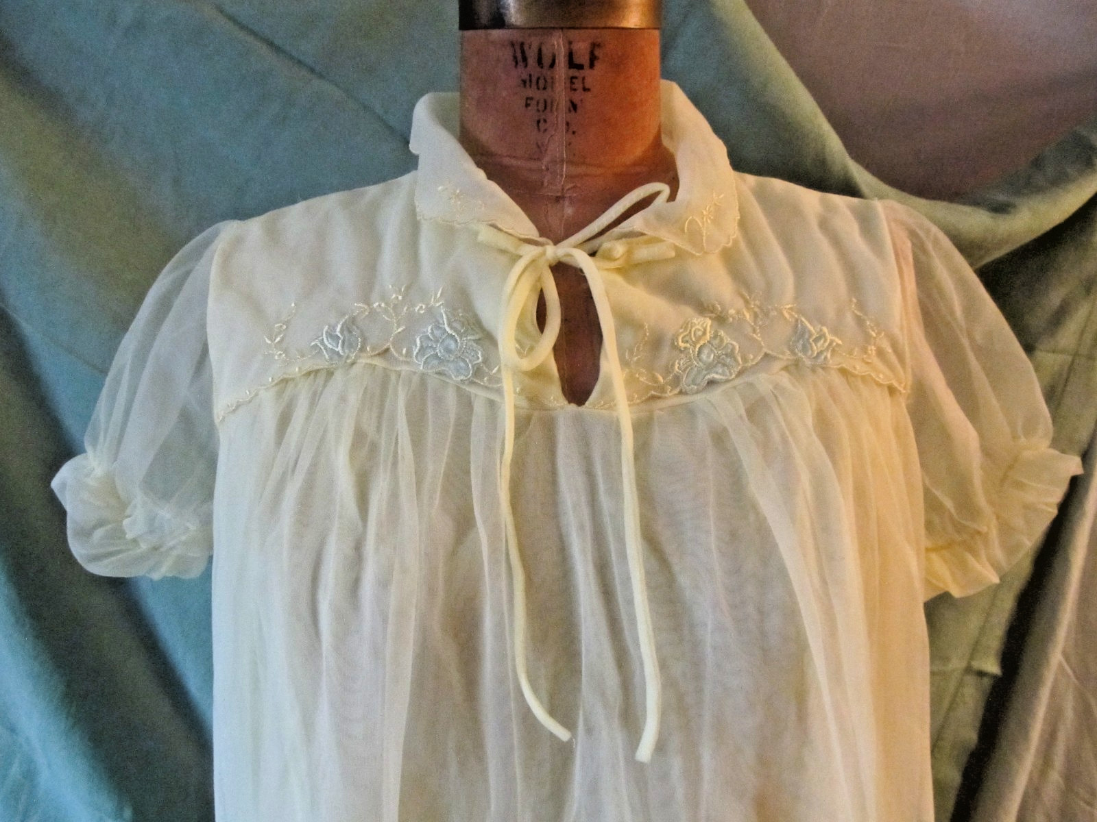 Vintage 60’s yellow Acetate Tricot & Nylon classic pin-up nightgown sz M