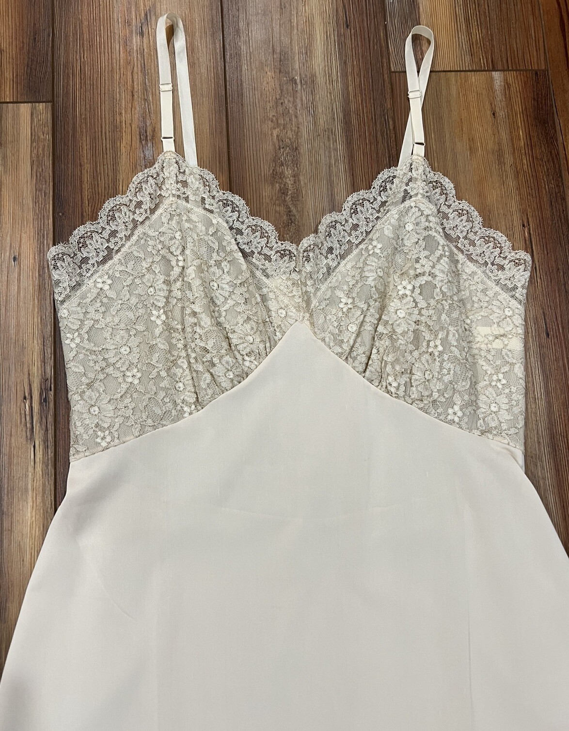 Vintage Munsingwear Size M 36 Beige Sexy Lace Full Dress Slip Silky Nylon NWT