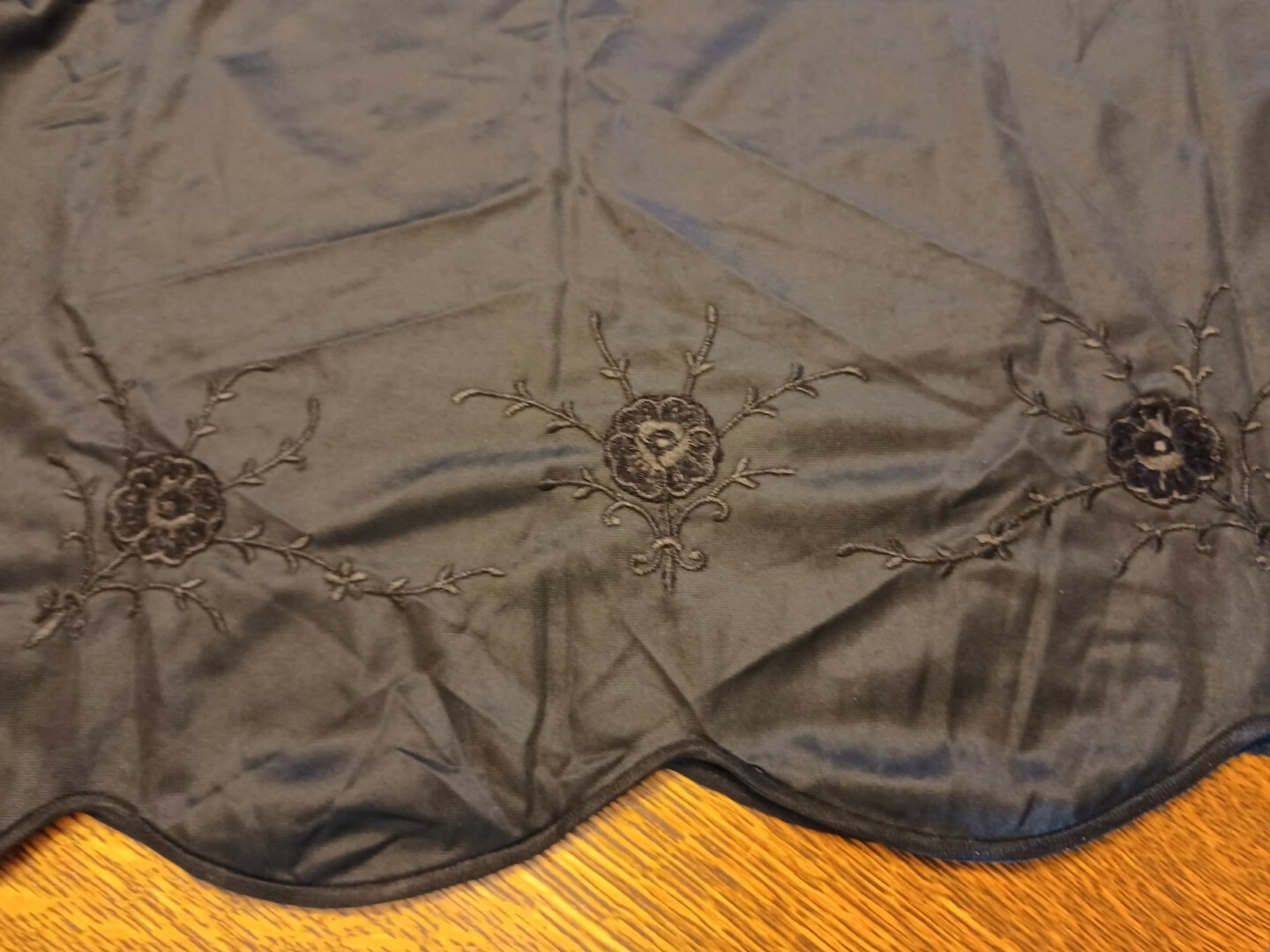 VTG 1950’s „Greenco Maid” Black Nylon Tricot Scalloped Hem/Applique 1/2 Slip