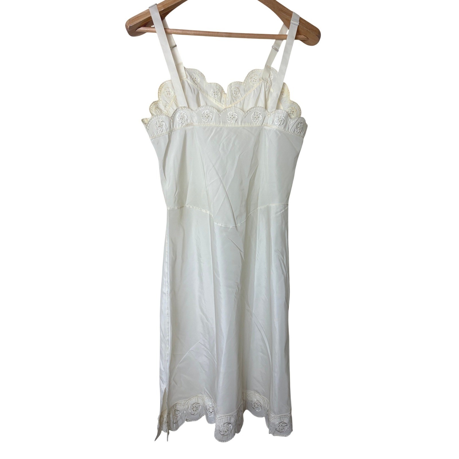 Vintage Dutchmaid Cream Lace Trim Full Slip Dress Size 32S Embroidered Scallop
