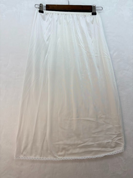 Vanity Fair Women’s Satin Slip Size Small 28″ / 38″ Vintage Side Slit