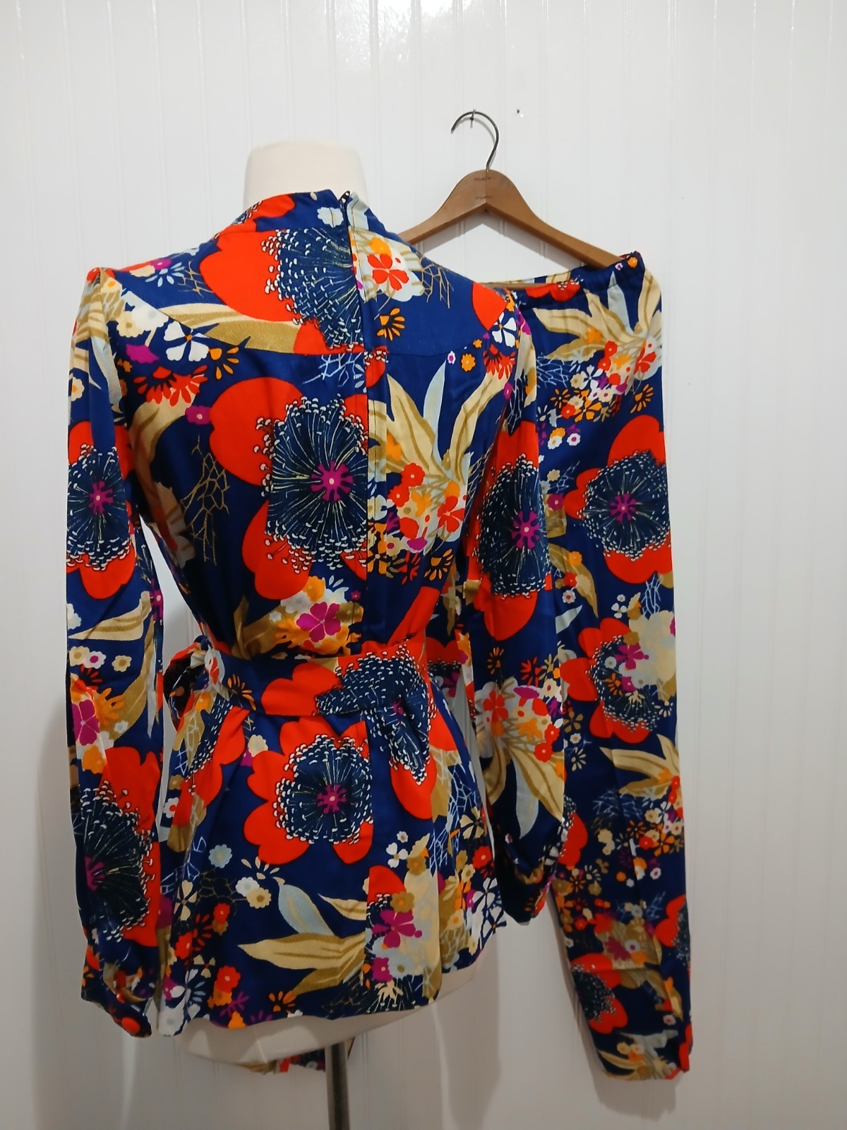 True Vintage 1970’s Ladies 2pc Matching Top Pants Retro Mod Hippie Bright