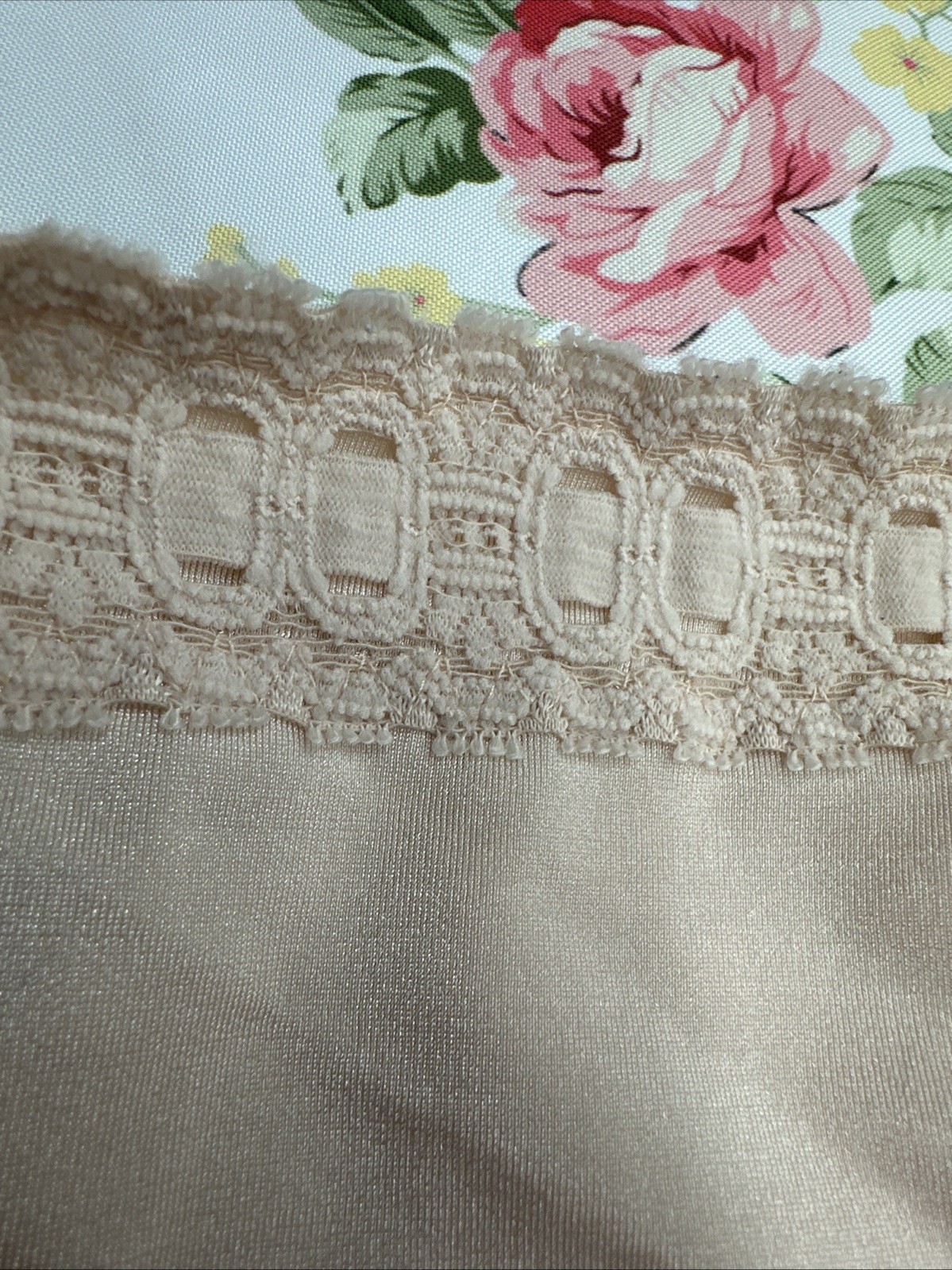 Vtg Panties OLGA Second Skin High cut Leg Secret Hug Waist Medium 40019 Nylon