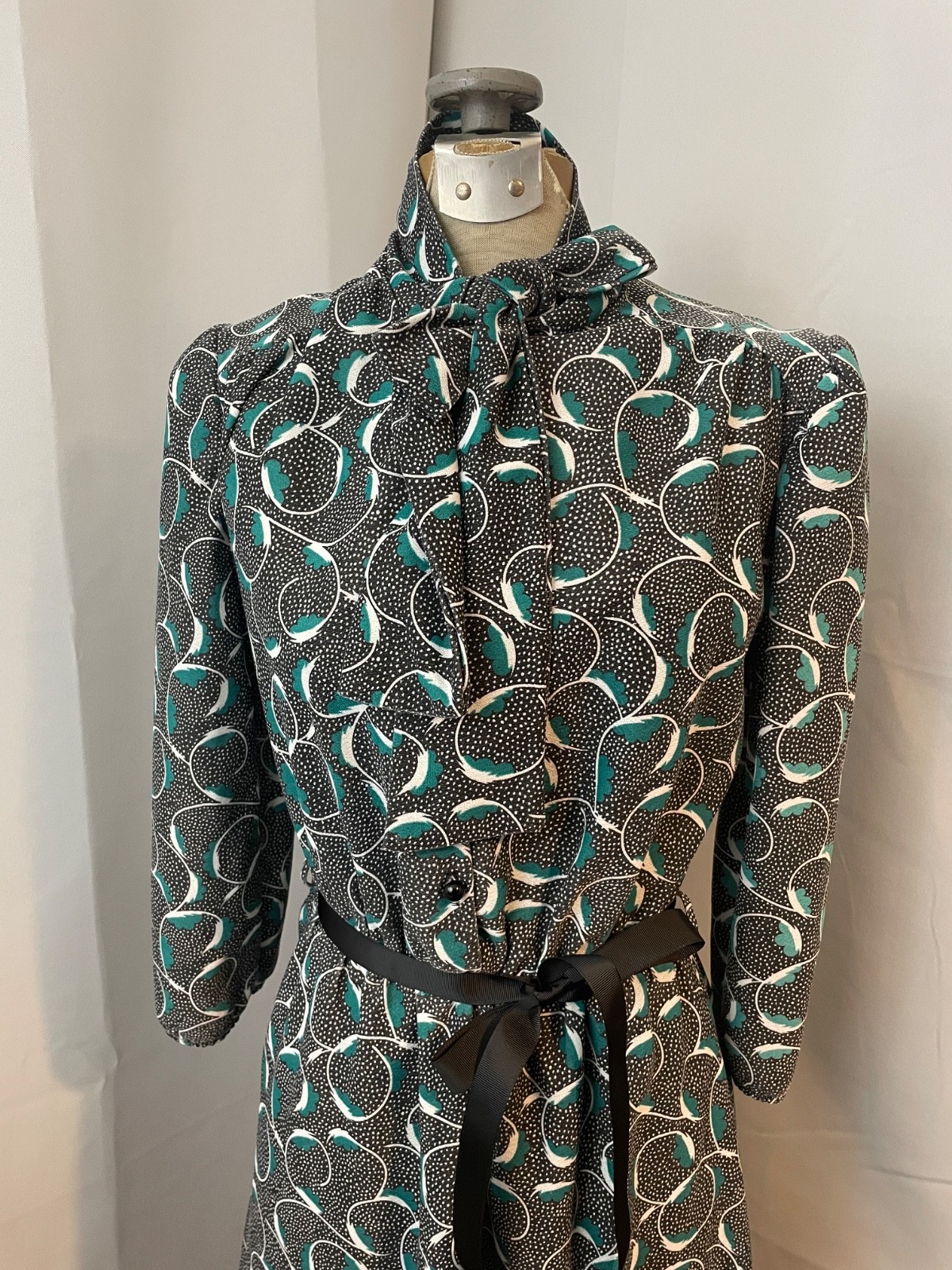 Graphic Dress Pussy Bow Black White Green Ribbons 1970s Vintage Earth Angel M
