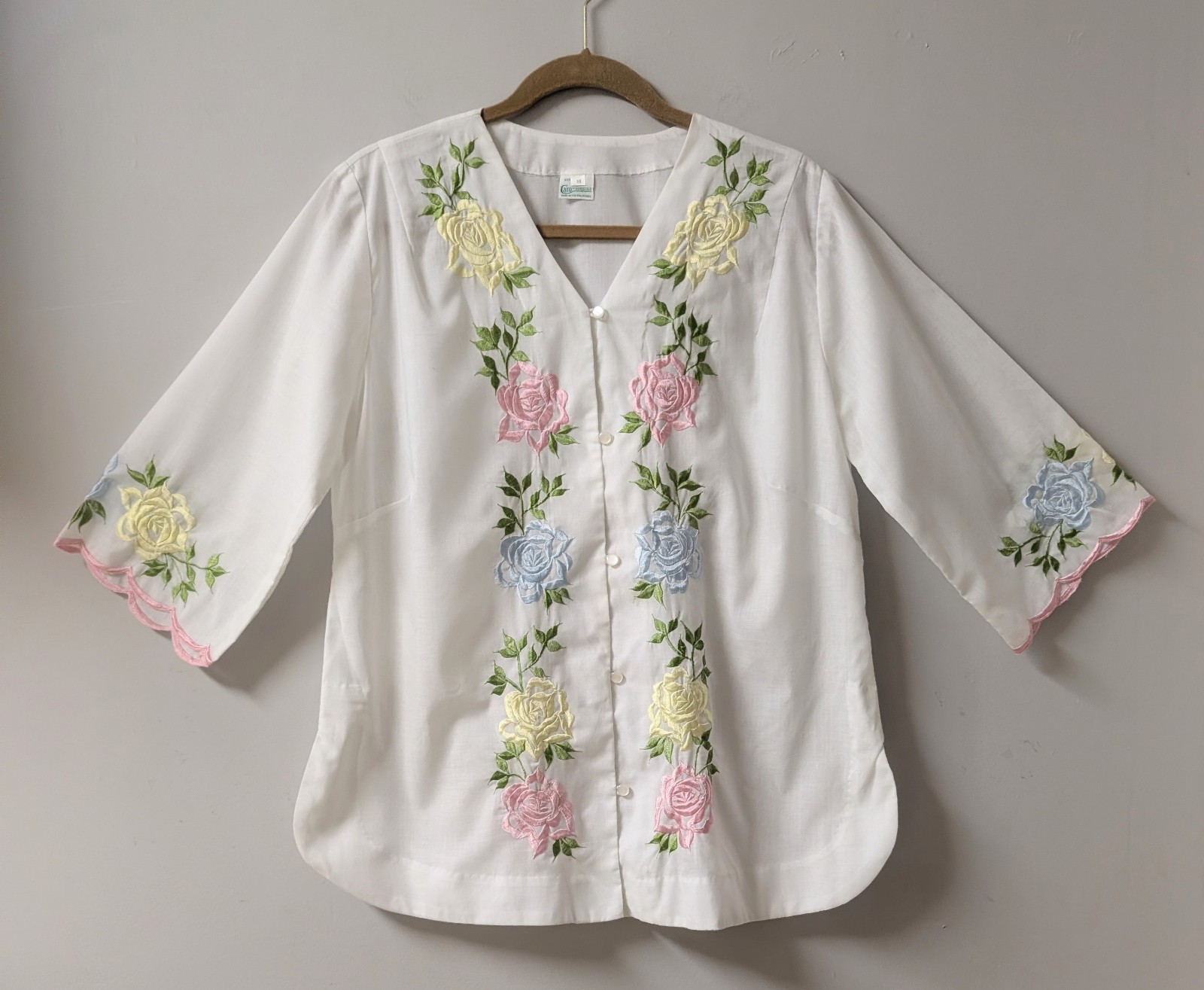 Caro of Honolulu Vintage White Blouse Pastel Embroidered Roses Pink Scalloped 16