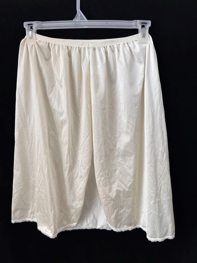 Vanity Fair half slip size M lace trim 24″ long 1 slit nylon elastic waist white