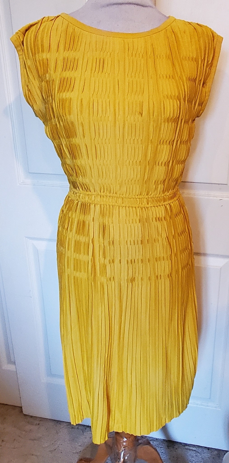 Vintage Marigold Pleated Nylon Short Sleeved Pullover Dress B36