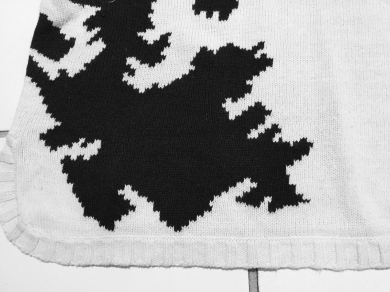 Outlander Women’s Knit Top Size Small White w/ Black Design Ramie/Cotton