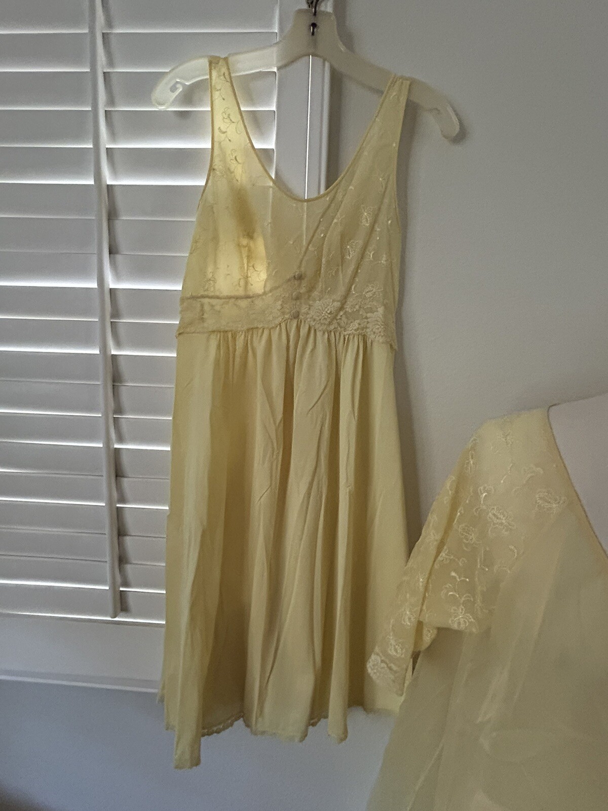 VINTAGE VANITY FAIR LIGHT YELLOW CHIFFON NYLON LACE NIGHTGOWN & ROBE SIZE 32