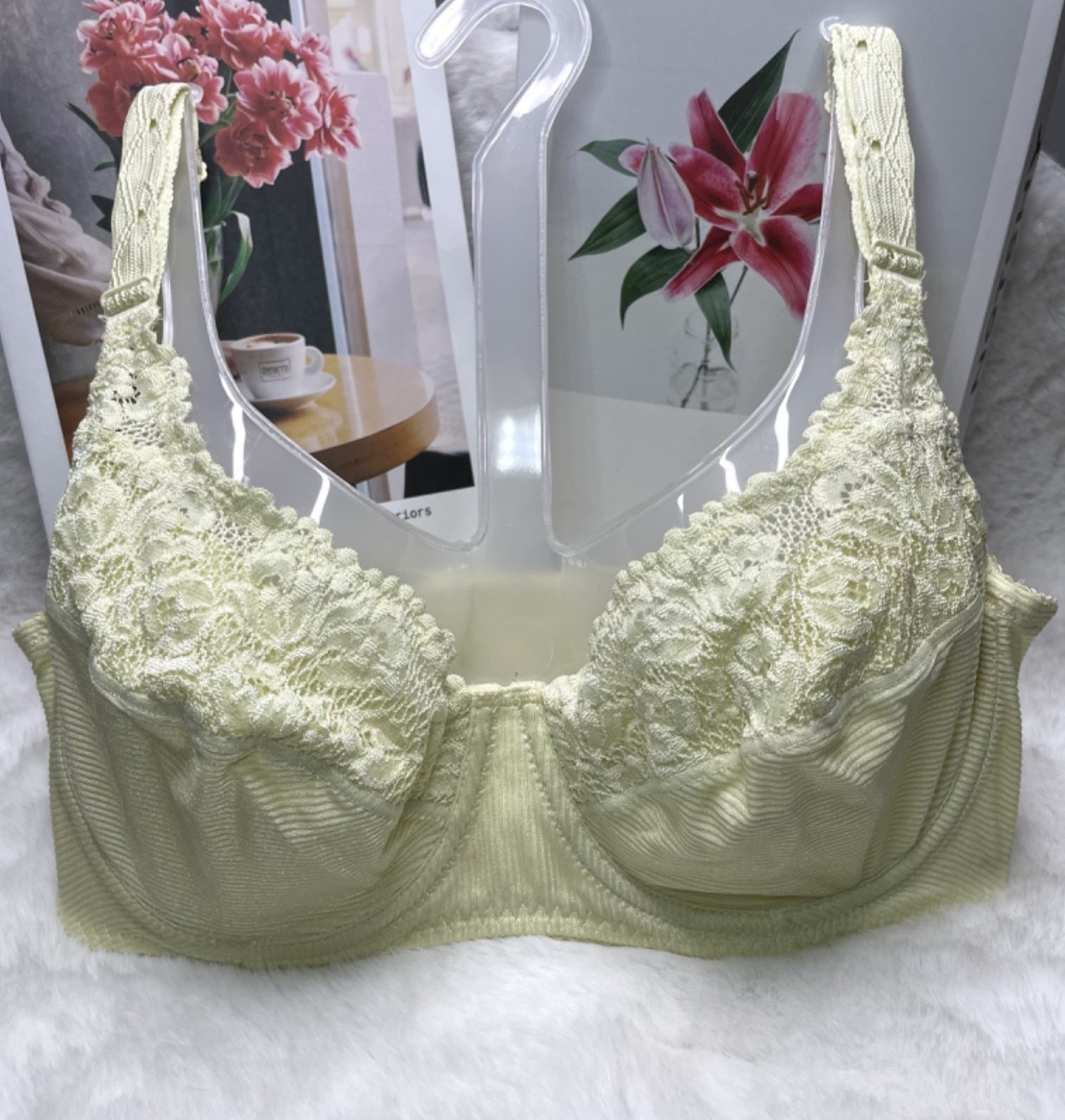 Vintage Silky WACOAL Nylon Sheer Floral Lace Bra 32D Underwire Lightly Padded