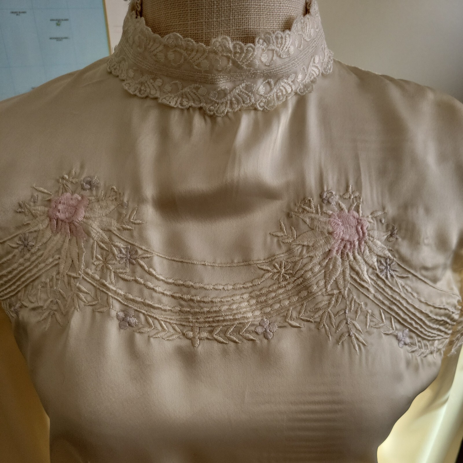 V5g 80s Victorian Blouse puff sleeve high collar embroidery satin