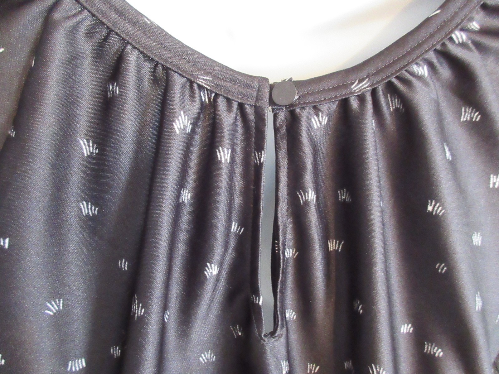 VTG 70’s Lady Arrow Blouse Size Large B&W Print