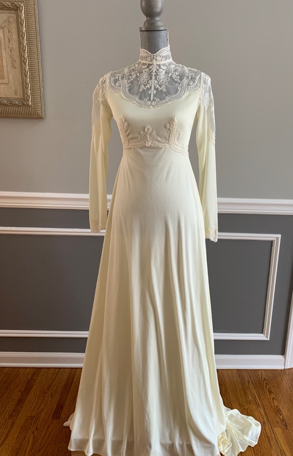 Vintage 60’s Bridal Gown Union Made Bridal Couture Women’s Medium W/ Veil (read)