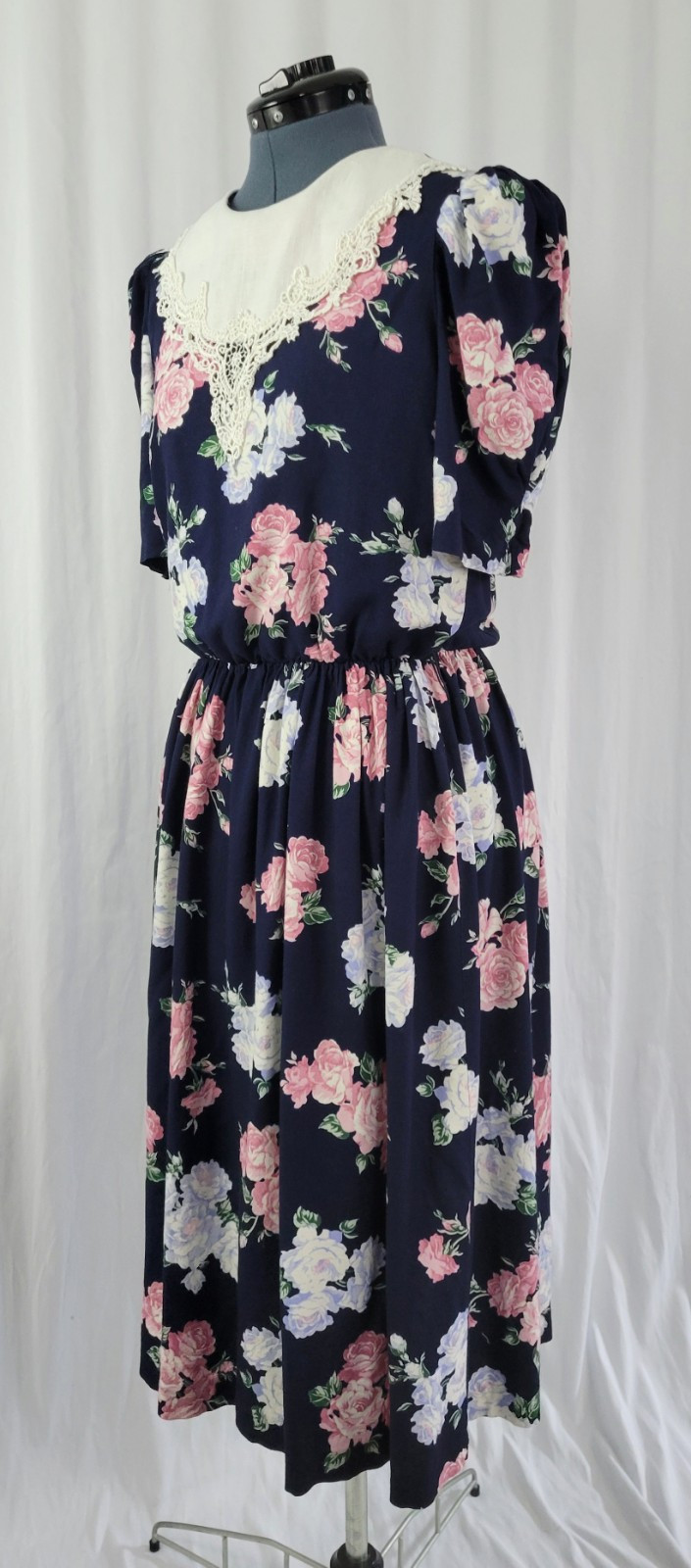 Vtg Lisa II Navy Blue Floral Blouson Dress w White Crochet Trimmed Bib Size M?