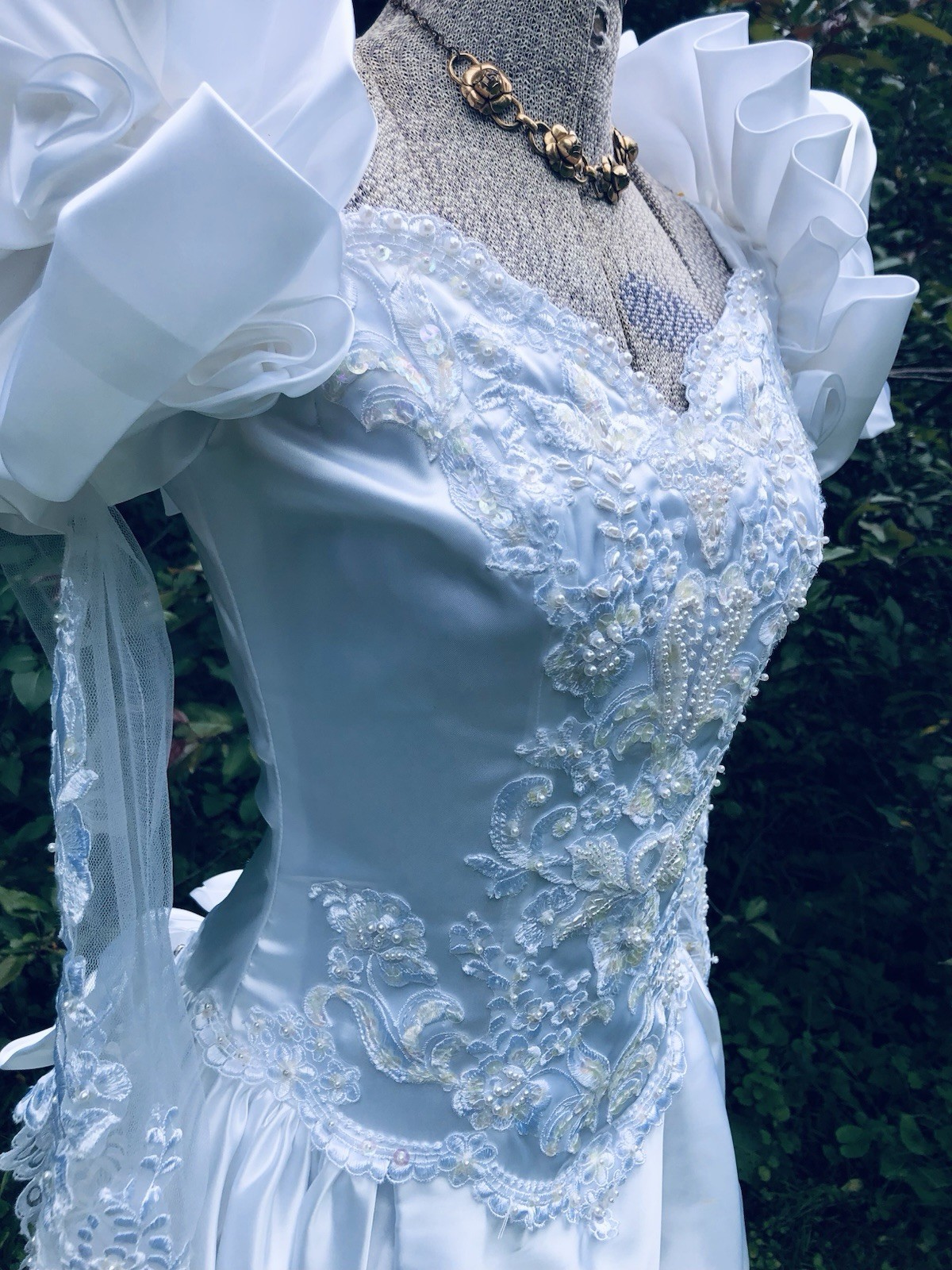 Vintage 1980’s Pearls Floral Appliqués Sequin Lovely Wedding Gown Dress 32-24-62
