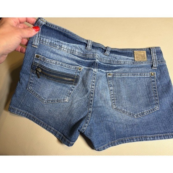 Junior women’s size 11 Paris Blues short denim shorts. Y2K. Vintage.