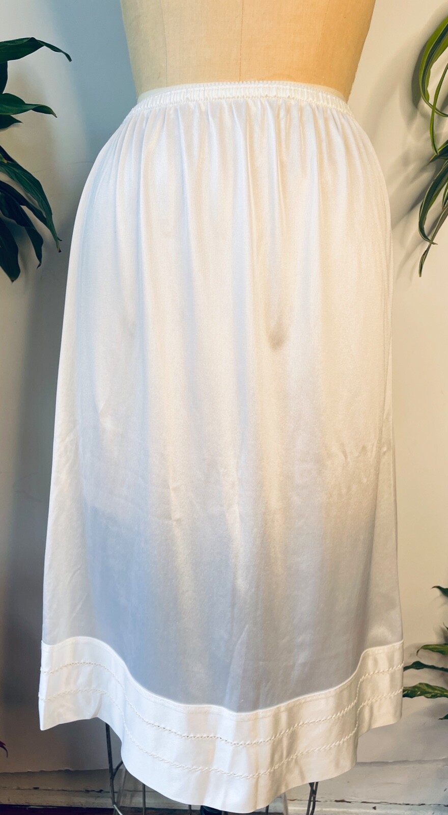 VTG 70’S SOFT WHITE NYLON SATIN FINISH HALF SLIP SISSY*MEDIUM