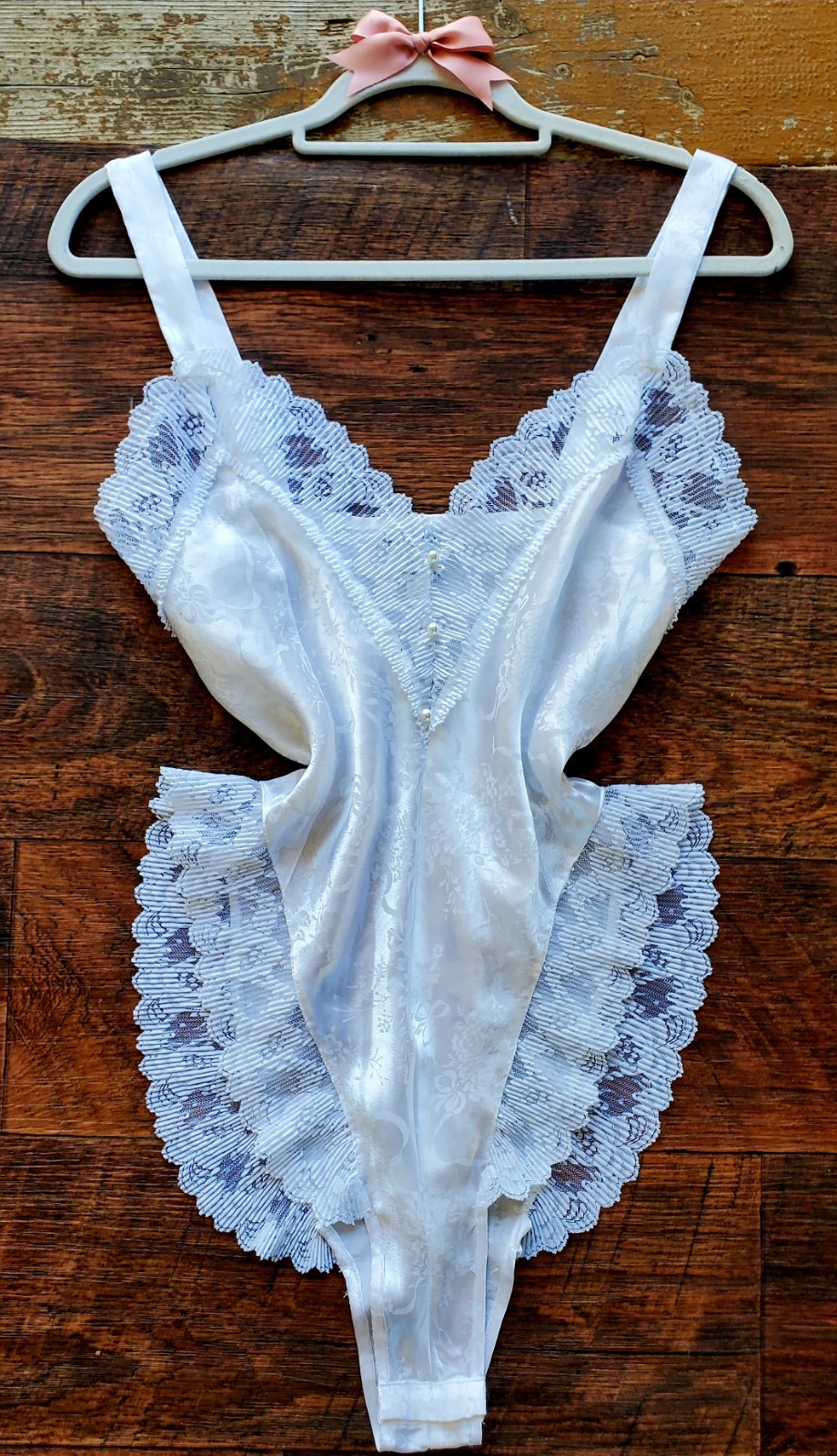 STUNNiNG VTG LAUREN ALEXANDRA WHiTE SATiN BOW PRiNT LiNGERiE TEDDY BODYSUiT