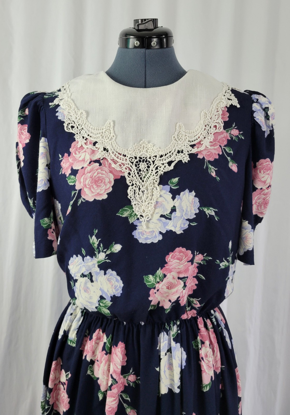Vtg Lisa II Navy Blue Floral Blouson Dress w White Crochet Trimmed Bib Size M?